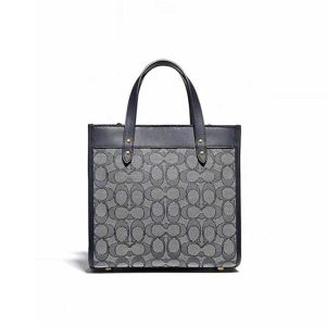 COACH 經典標誌緹花 FIELD TOTE 22號托特包 手提單肩斜挎包 象牙白/星夜藍