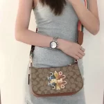 COACH JES BAGUETTE 金字馬車LOGO老花帆布皮革拉鍊斜背包