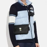 【5色】COACH 史努比聯名款 HERITAGE 經典標誌皮革多功能斜挎包