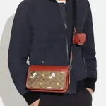 【5色】COACH 史努比聯名款 HERITAGE 經典標誌皮革多功能斜挎包
