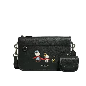 【5色】COACH 史努比聯名款 HERITAGE 經典標誌皮革多功能斜挎包