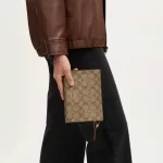 COACH 經典防刮皮革鏈條斜挎包
